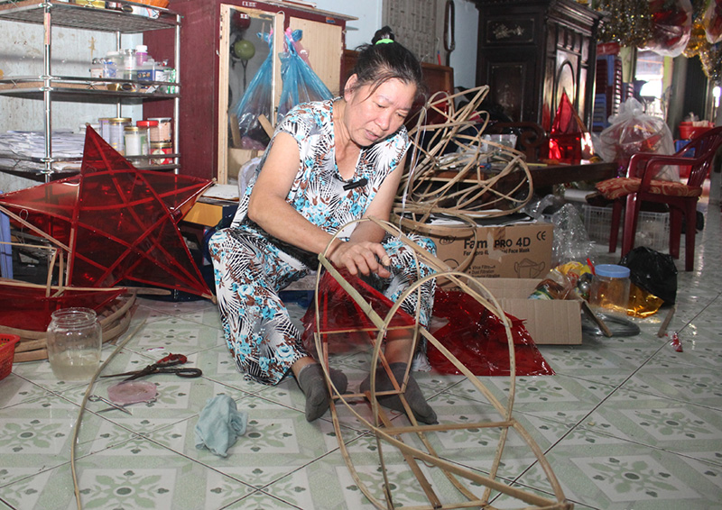 Đồng Tháp: Người phụ nữ hơn 30 năm làm đèn trung thu truyền thống