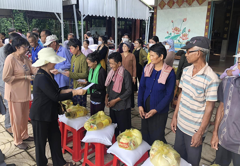 Thêm gần 300 bà con dân tộc thiểu số Khmer và học sinh Tri Tôn được hỗ trợ quà
