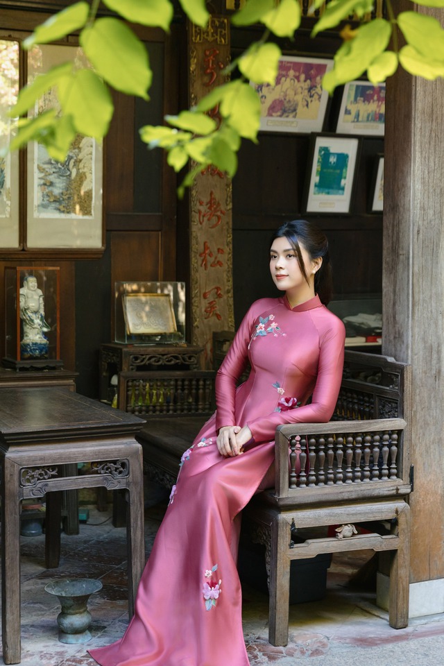 Trung thu cận kề, chị em đua nhau khoe sắc trong những tà áo dài rực rỡ