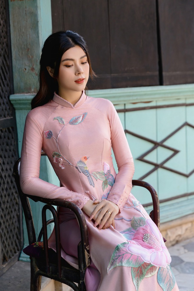 Trung thu cận kề, chị em đua nhau khoe sắc trong những tà áo dài rực rỡ