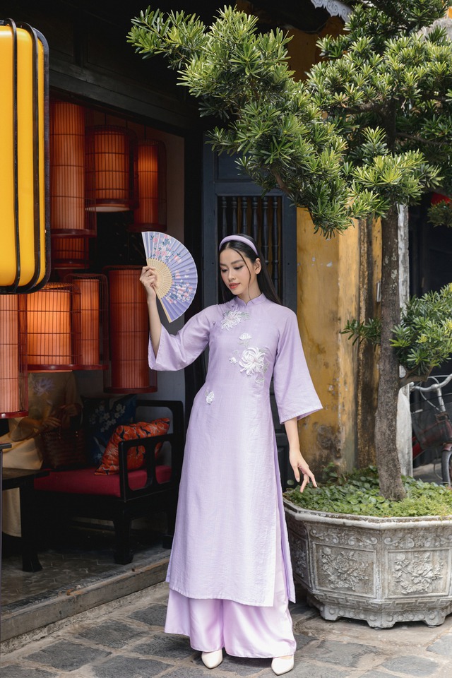 Trung thu cận kề, chị em đua nhau khoe sắc trong những tà áo dài rực rỡ