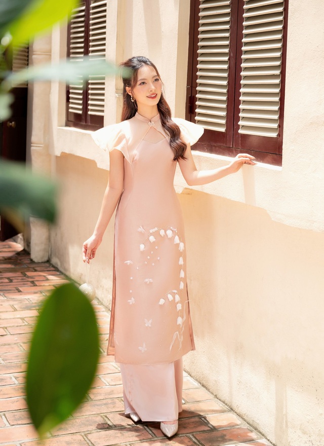 Trung thu cận kề, chị em đua nhau khoe sắc trong những tà áo dài rực rỡ