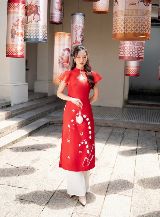 Trung thu cận kề, chị em đua nhau khoe sắc trong những tà áo dài rực rỡ