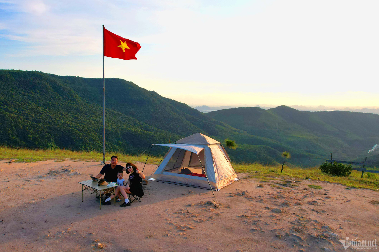 Điểm cắm trại săn mây 'siêu đỉnh' ở Quảng Ninh, cảnh đẹp không kém ở Tà Xùa