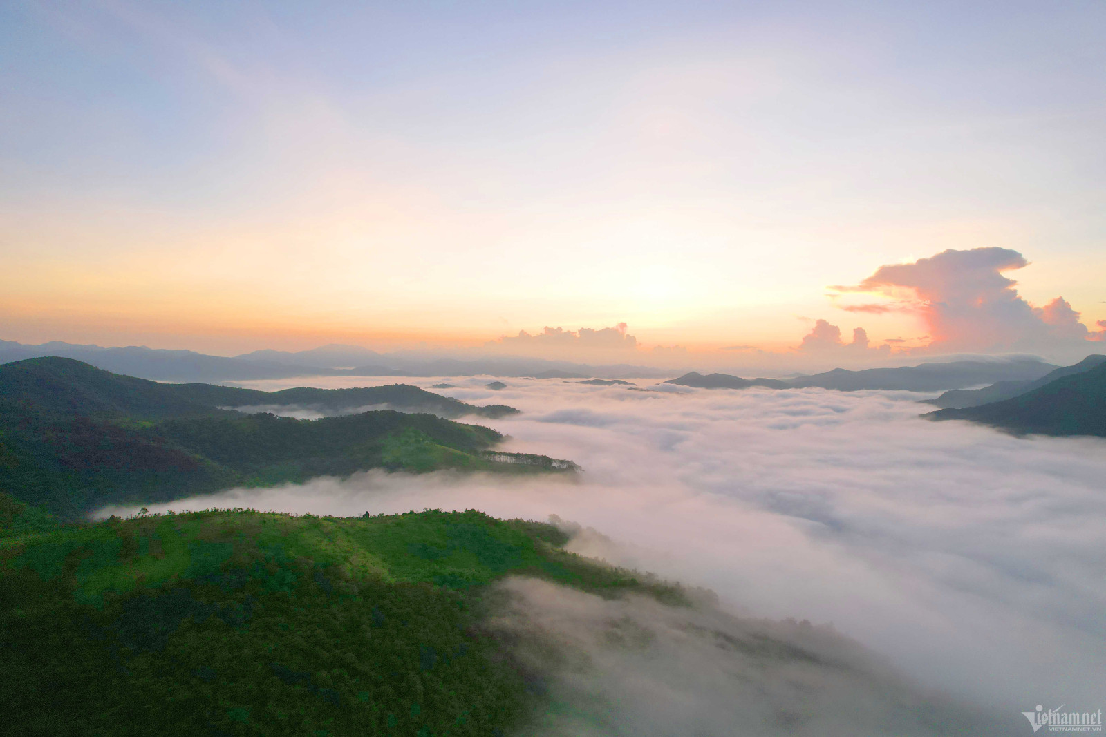 Điểm cắm trại săn mây 'siêu đỉnh' ở Quảng Ninh, cảnh đẹp không kém ở Tà Xùa