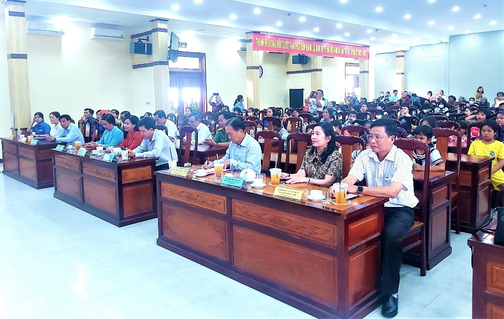 244 thiếu nhi hoàn cảnh khó khăn TP. Châu Đốc được nhận quà Trung thu