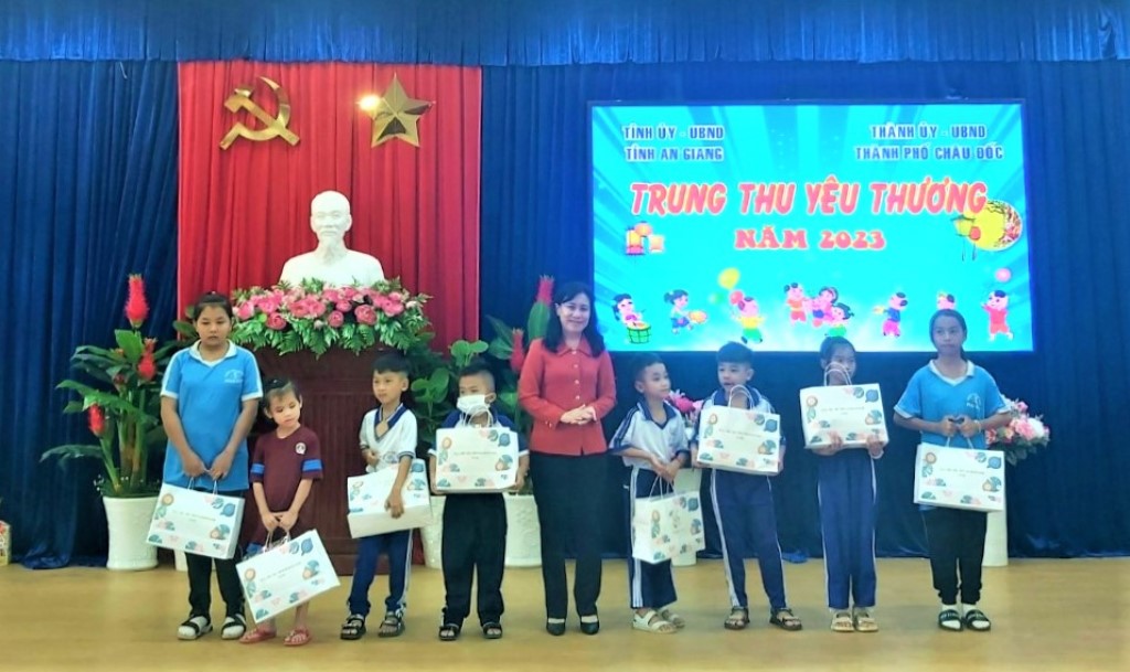 244 thiếu nhi hoàn cảnh khó khăn TP. Châu Đốc được nhận quà Trung thu