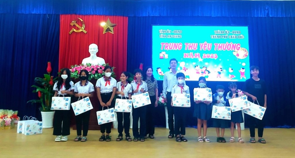 244 thiếu nhi hoàn cảnh khó khăn TP. Châu Đốc được nhận quà Trung thu