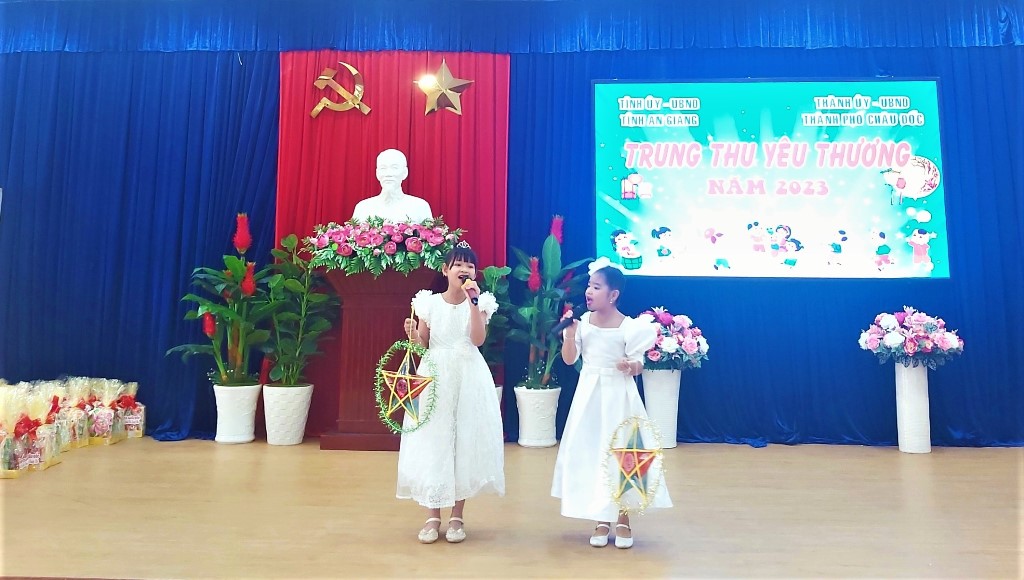 244 thiếu nhi hoàn cảnh khó khăn TP. Châu Đốc được nhận quà Trung thu