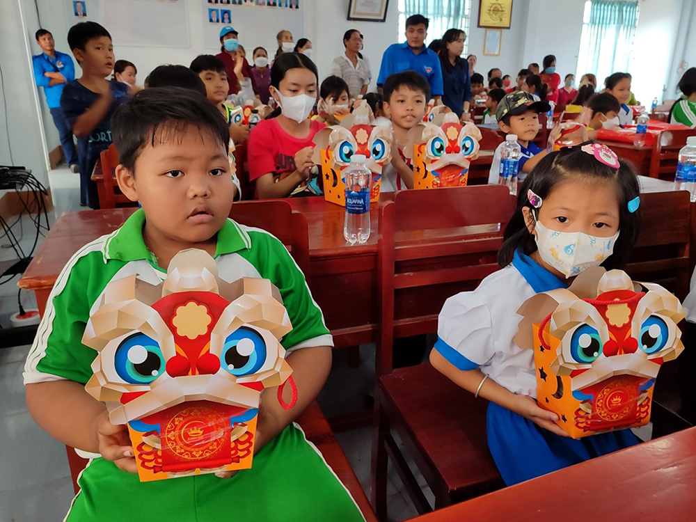 Tặng quà Tết Trung thu cho trẻ em có hoàn cảnh đặc biệt ở Phú Tân