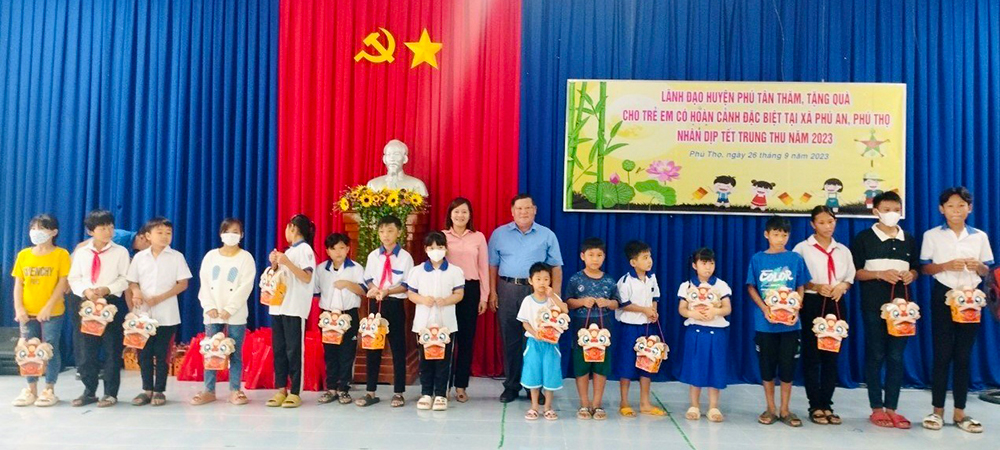 Tặng quà Tết Trung thu cho trẻ em có hoàn cảnh đặc biệt ở Phú Tân