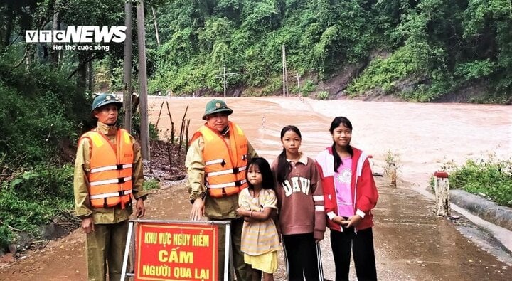 Mưa lớn, nhiều nơi ở miền Trung bị chia cắt, người dân di dời trong đêm