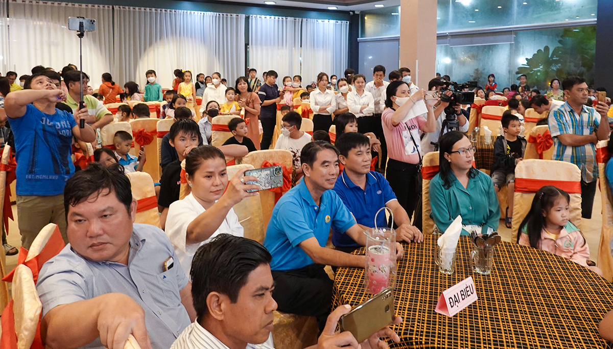 Liên đoàn Lao động TP. Long Xuyên tổ chức vui Trung thu cho con đoàn viên, công nhân lao động khu vực doanh nghiệp ngoài Nhà nước