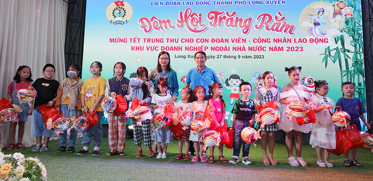 Liên đoàn Lao động TP. Long Xuyên tổ chức vui Trung thu cho con đoàn viên, công nhân lao động khu vực doanh nghiệp ngoài Nhà nước