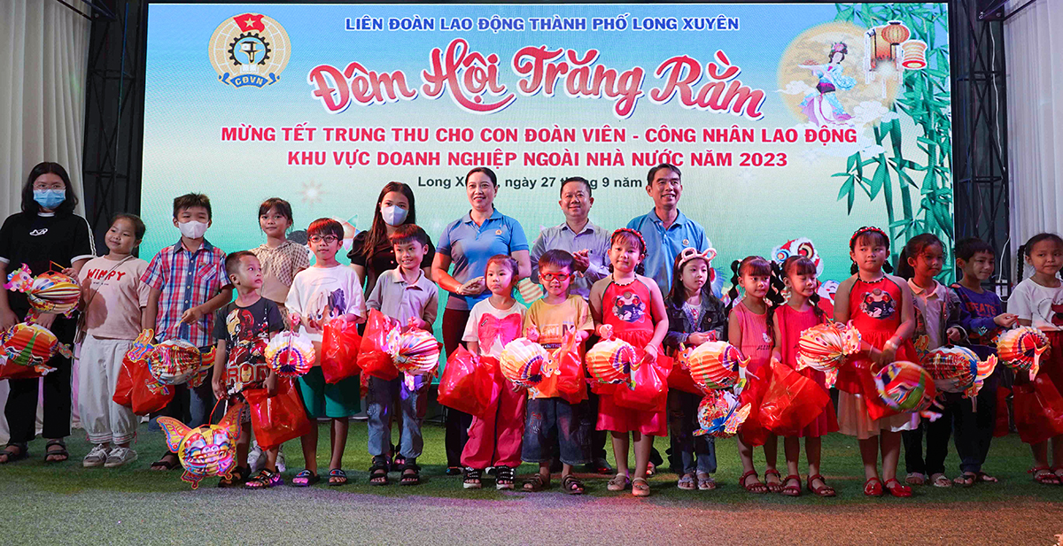 Liên đoàn Lao động TP. Long Xuyên tổ chức vui Trung thu cho con đoàn viên, công nhân lao động khu vực doanh nghiệp ngoài Nhà nước