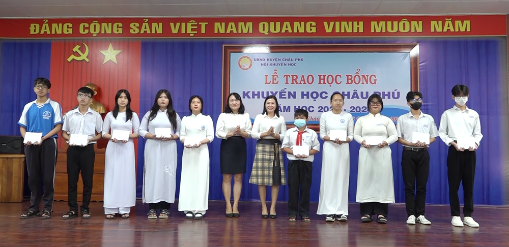 89 suất học bổng trao cho học sinh hoàn cảnh khó khăn huyện Châu Phú