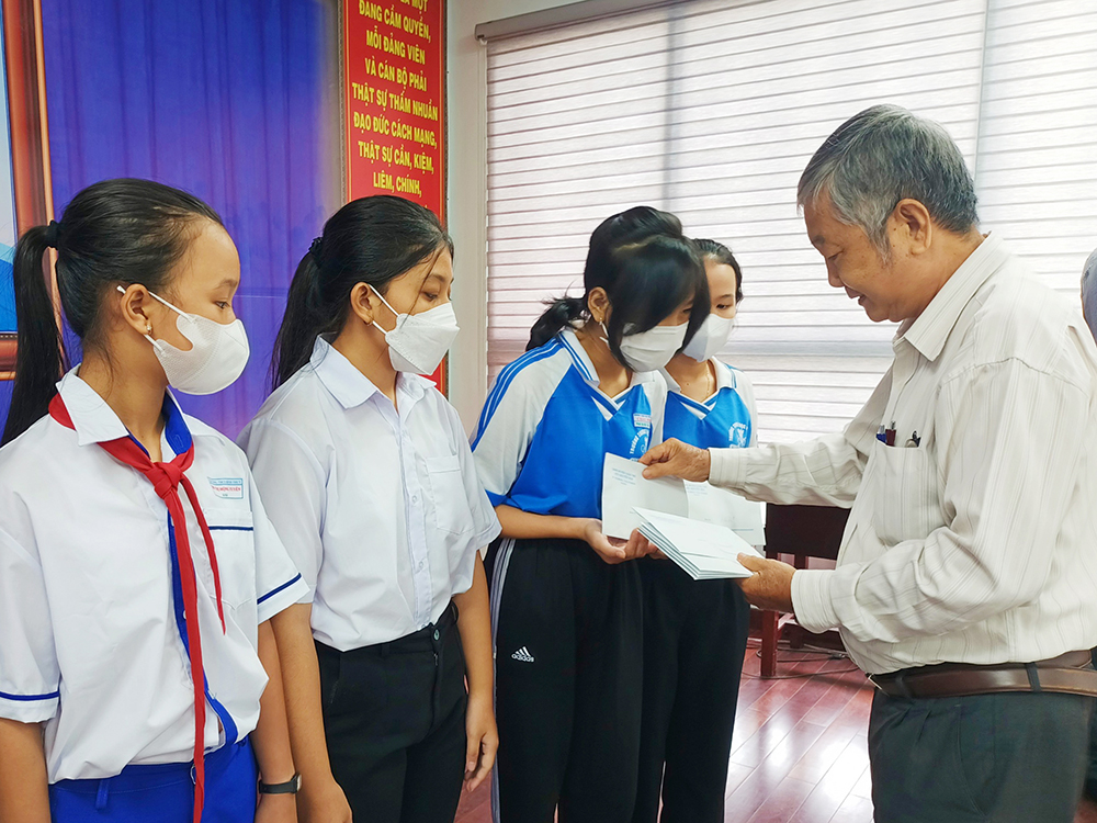 89 suất học bổng trao cho học sinh hoàn cảnh khó khăn huyện Châu Phú