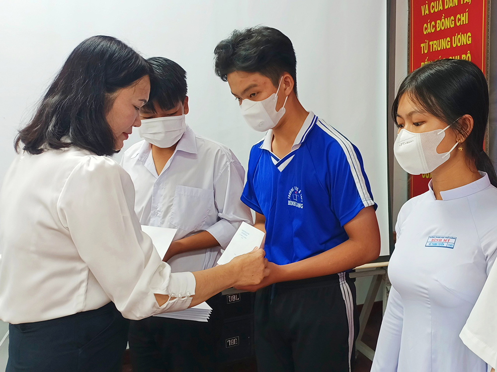 89 suất học bổng trao cho học sinh hoàn cảnh khó khăn huyện Châu Phú