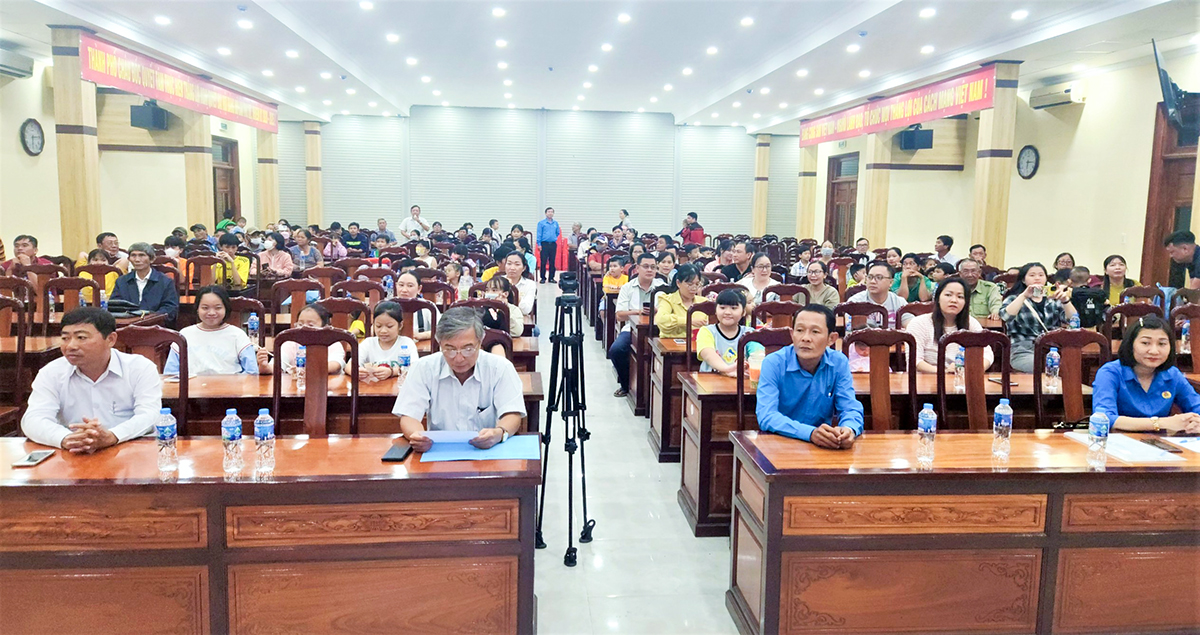 Liên đoàn Lao động TP. Châu Đốc tổ chức vui Trung thu cho con công đoàn viên khó khăn