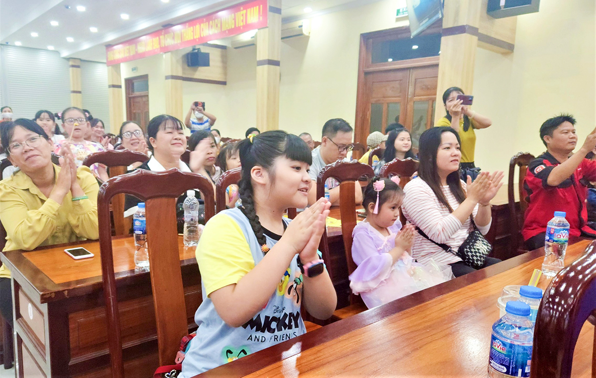 Liên đoàn Lao động TP. Châu Đốc tổ chức vui Trung thu cho con công đoàn viên khó khăn