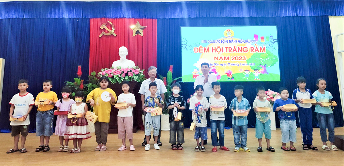 Liên đoàn Lao động TP. Châu Đốc tổ chức vui Trung thu cho con công đoàn viên khó khăn
