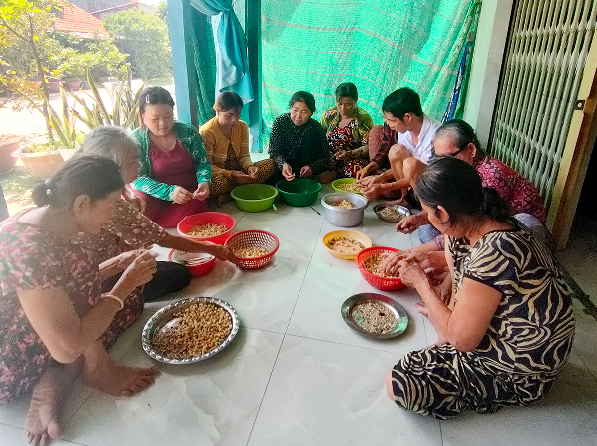 Phụ nữ quê thêm thu nhập từ nghề cạo vỏ hạt điều