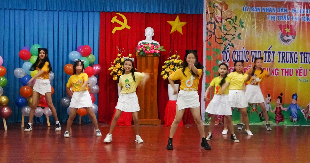 Tạo niềm vui Trung thu cho trẻ em có hoàn cảnh đặc biệt ở thị trấn Tri Tôn