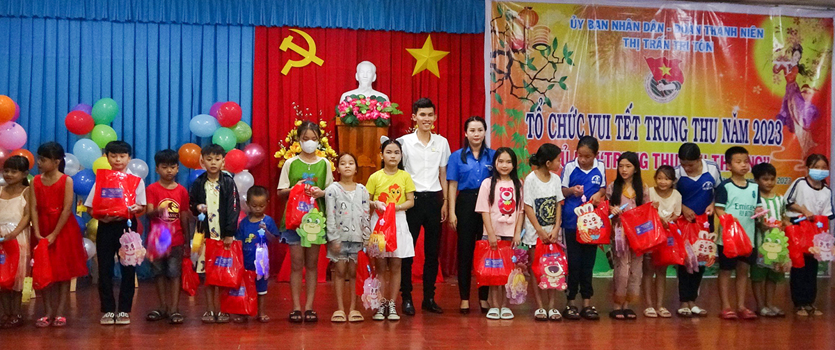 Tạo niềm vui Trung thu cho trẻ em có hoàn cảnh đặc biệt ở thị trấn Tri Tôn