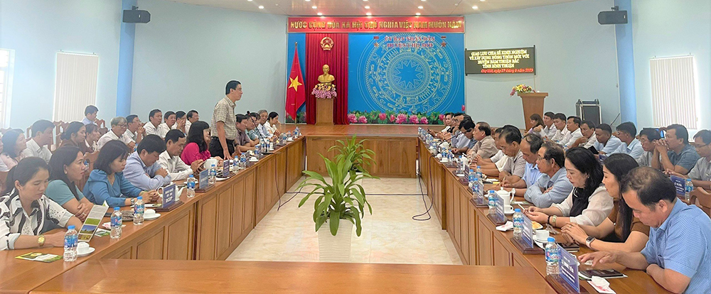 Đoàn công tác huyện Hàm Thuận Bắc giao lưu với huyện Chợ Mới