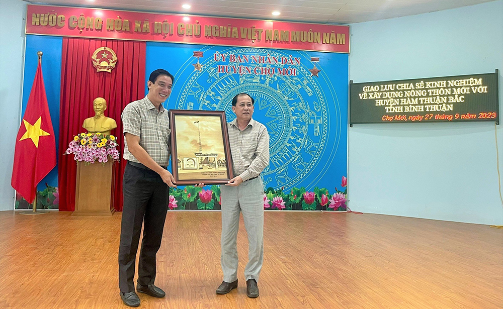 Đoàn công tác huyện Hàm Thuận Bắc giao lưu với huyện Chợ Mới