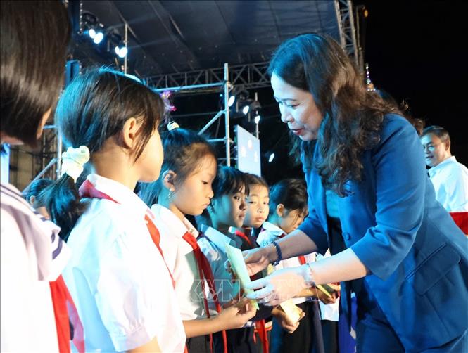 Phó Chủ tịch nước Võ Thị Ánh Xuân vui 'Hội trăng rằm' với thiếu nhi các dân tộc tại Đắk Lắk