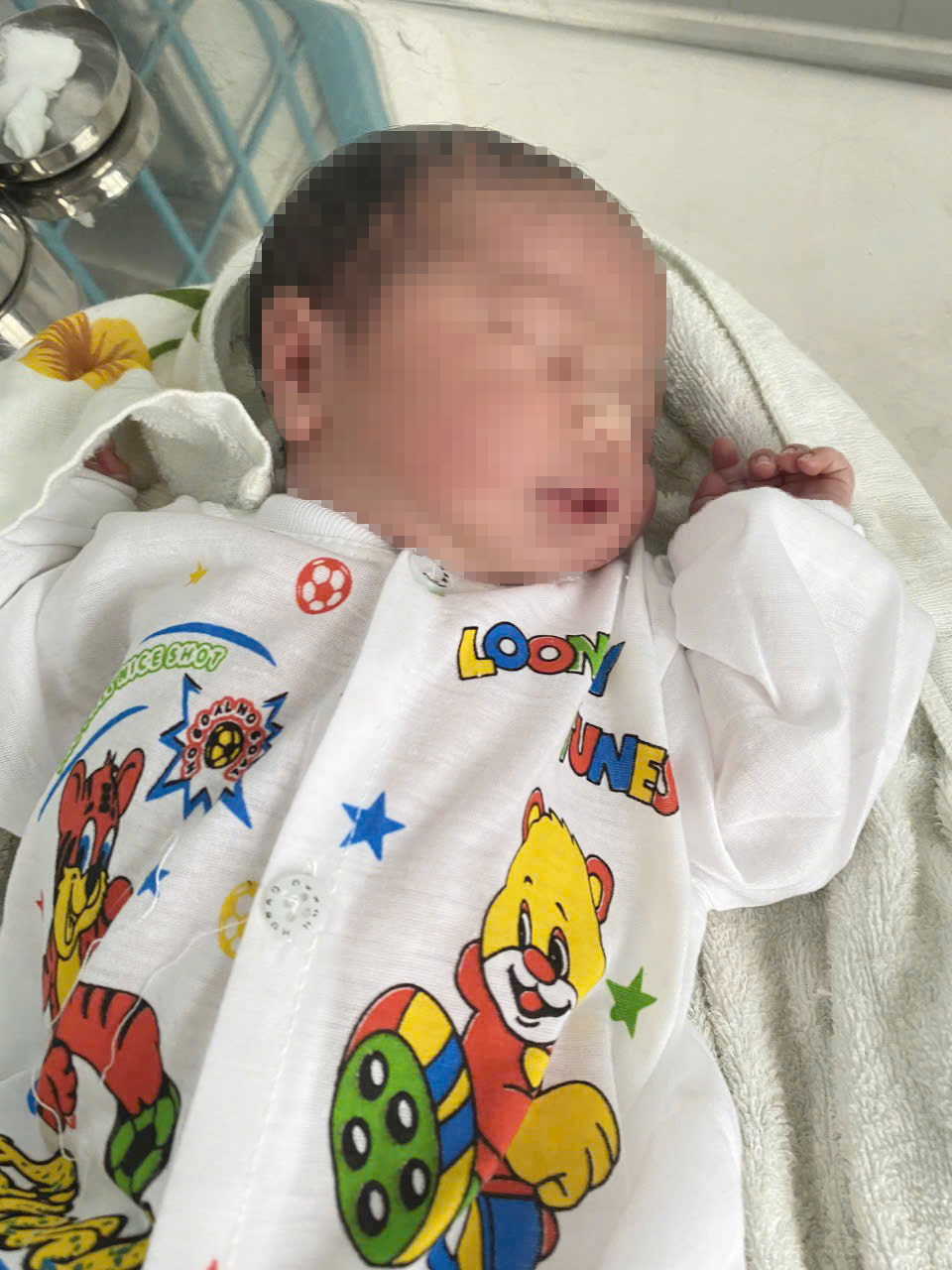 Tìm người thân cháu bé bị bỏ rơi ở xã Bình Phú