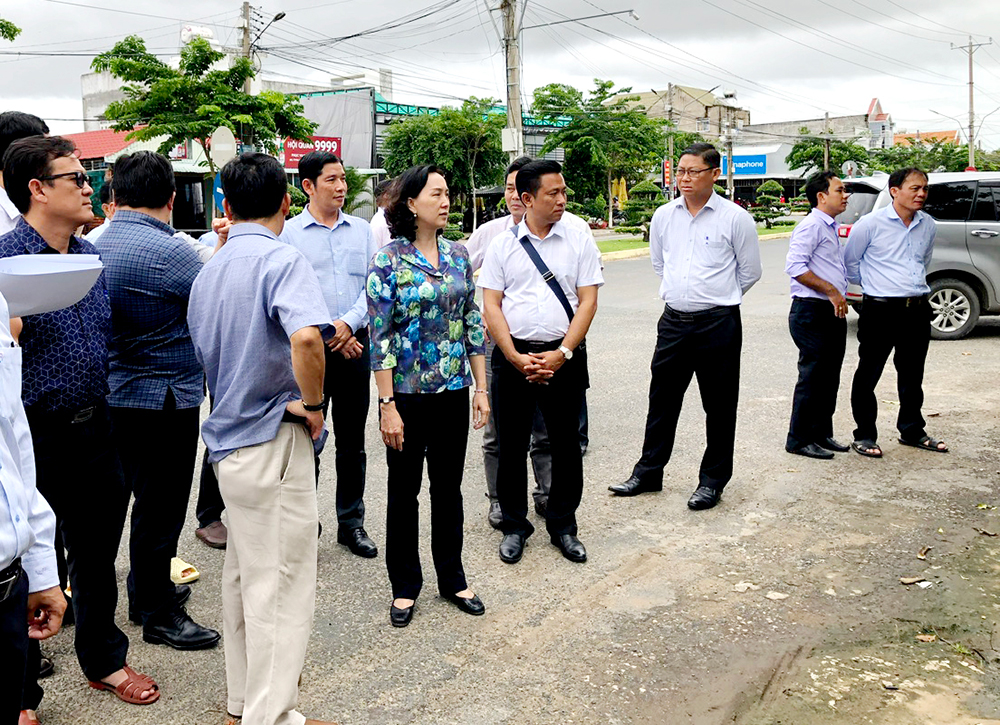 Phó Chủ tịch UBND tỉnh An Giang Nguyễn Thị Minh Thúy khảo sát các dự án đầu tư xây dựng ở huyện An Phú