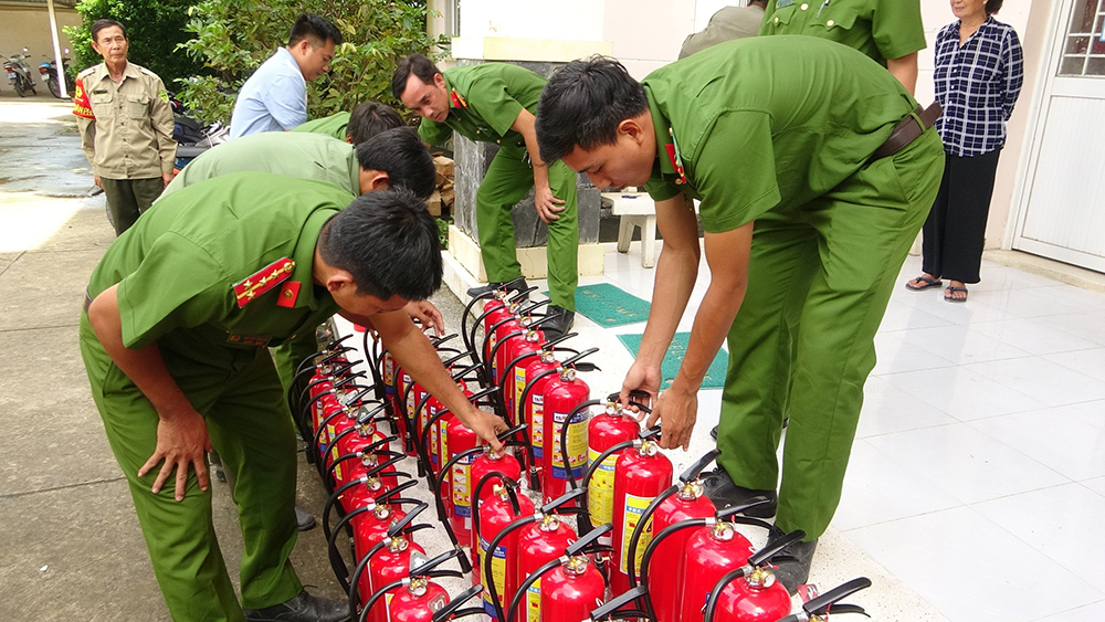Công an Tri Tôn bàn giao bình chữa cháy cho 1.781 hộ gia đình