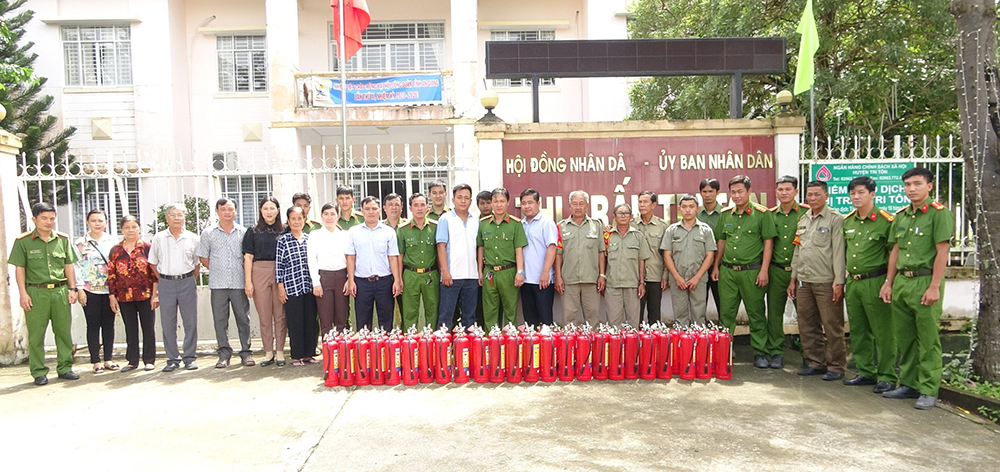 Công an Tri Tôn bàn giao bình chữa cháy cho 1.781 hộ gia đình