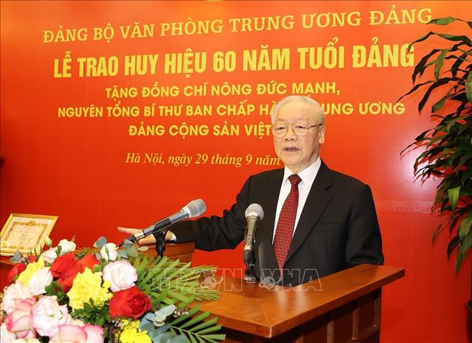 Trao Huy hiệu 60 năm tuổi Đảng tặng nguyên Tổng Bí thư Nông Đức Mạnh