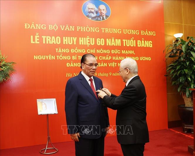 Trao Huy hiệu 60 năm tuổi Đảng tặng nguyên Tổng Bí thư Nông Đức Mạnh