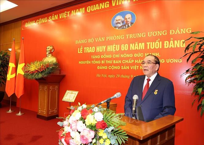 Trao Huy hiệu 60 năm tuổi Đảng tặng nguyên Tổng Bí thư Nông Đức Mạnh