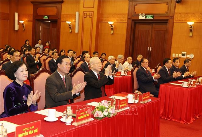 Trao Huy hiệu 60 năm tuổi Đảng tặng nguyên Tổng Bí thư Nông Đức Mạnh