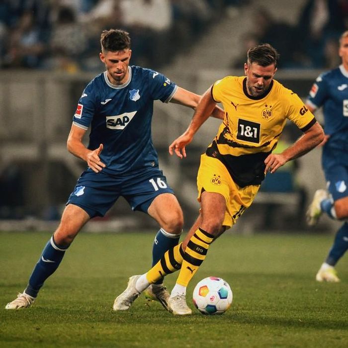 Thắng đại chiến, Dortmund tạm vươn lên dẫn đầu Bundesliga