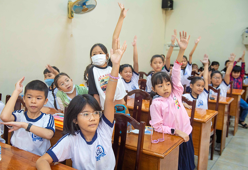 Giao lưu cùng nhà văn, chủ đề “Những trang văn lấp lánh phù sa”