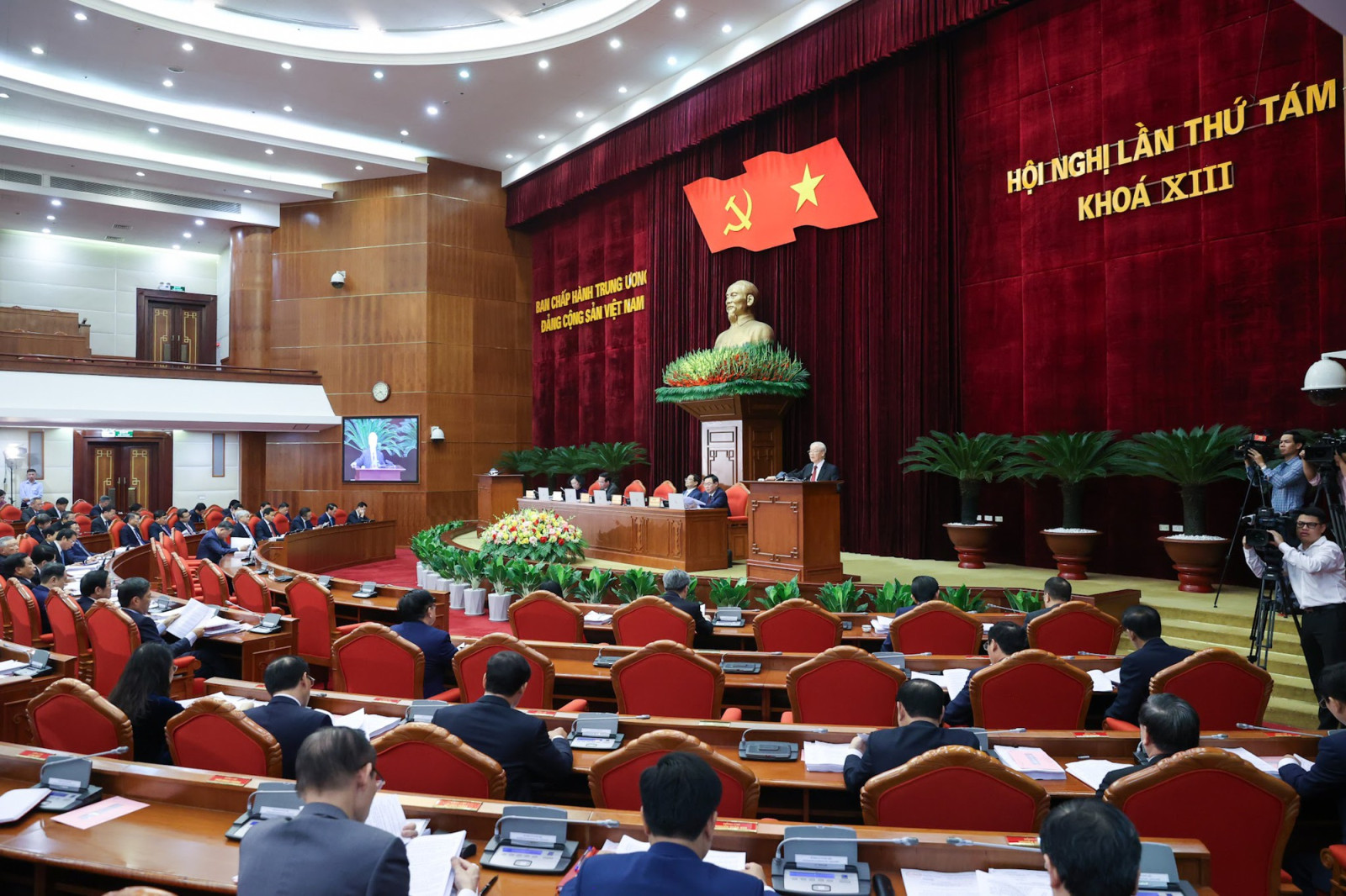 Trung ương bàn về tình hình KT-XH; thực hiện chế độ tiền lương mới; quyết định nhiều vấn đề trọng đại