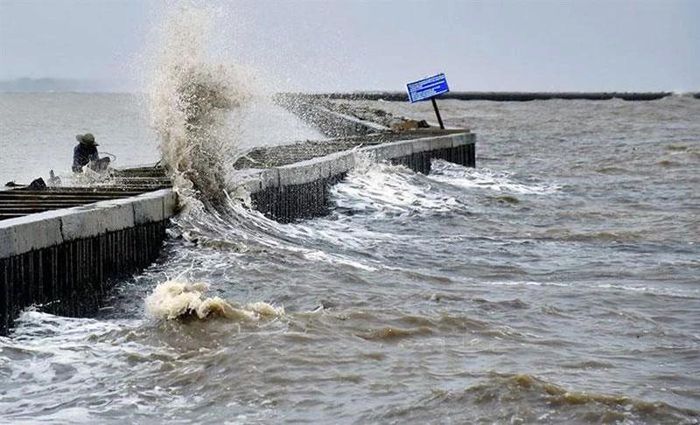 Tàu thuyền và các hoạt động trên biển đề phòng lốc xoáy, gió giật mạnh