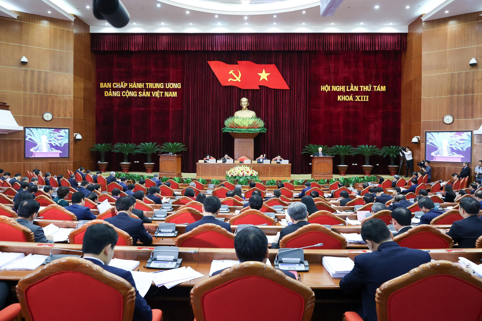 Trung ương bàn về tình hình KT-XH; thực hiện chế độ tiền lương mới; quyết định nhiều vấn đề trọng đại