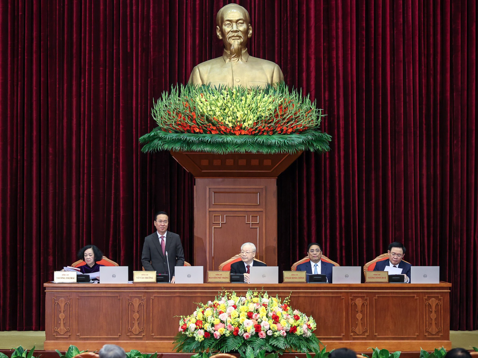 Trung ương bàn về tình hình KT-XH; thực hiện chế độ tiền lương mới; quyết định nhiều vấn đề trọng đại