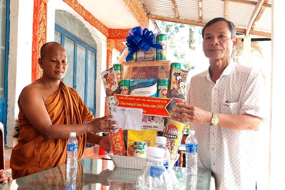 Thường trực Huyện ủy Tri Tôn chúc mừng lễ Sene Dolta 2023