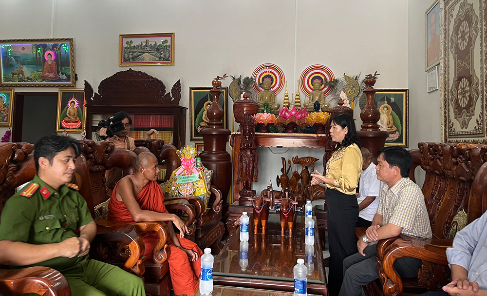 Chủ tịch HĐND huyện Tri Tôn thăm chùa Khmer