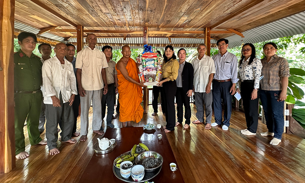 Chủ tịch HĐND huyện Tri Tôn thăm chùa Khmer