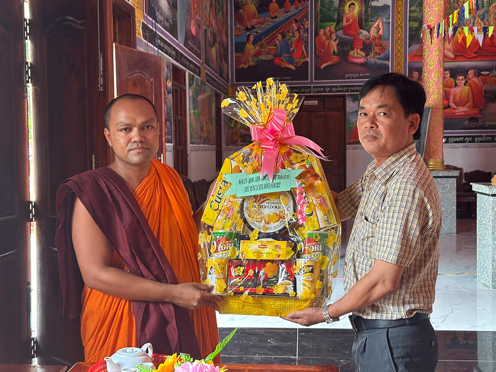 Chủ tịch HĐND huyện Tri Tôn thăm chùa Khmer