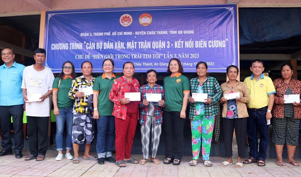 Bàn giao nhà “Nghĩa tình quận 3” và tặng 100 quà cho người dân huyện Châu Thành